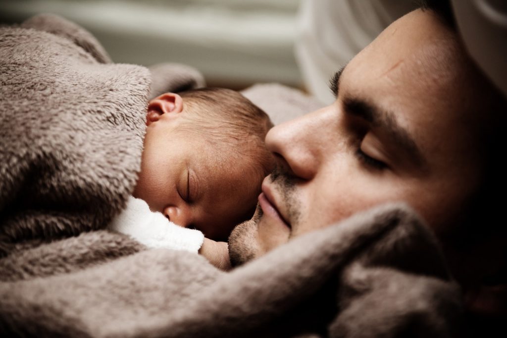 Trousse de toilette bébé : indispensables et superflus