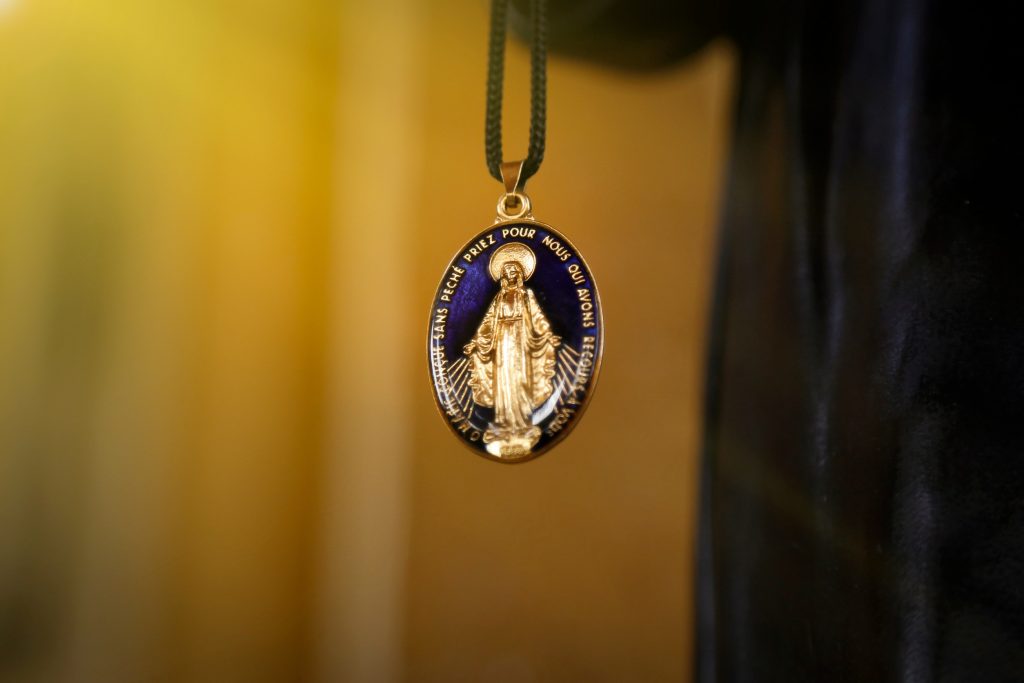 Pourquoi porter la médaille miraculeuse au quotidien ?